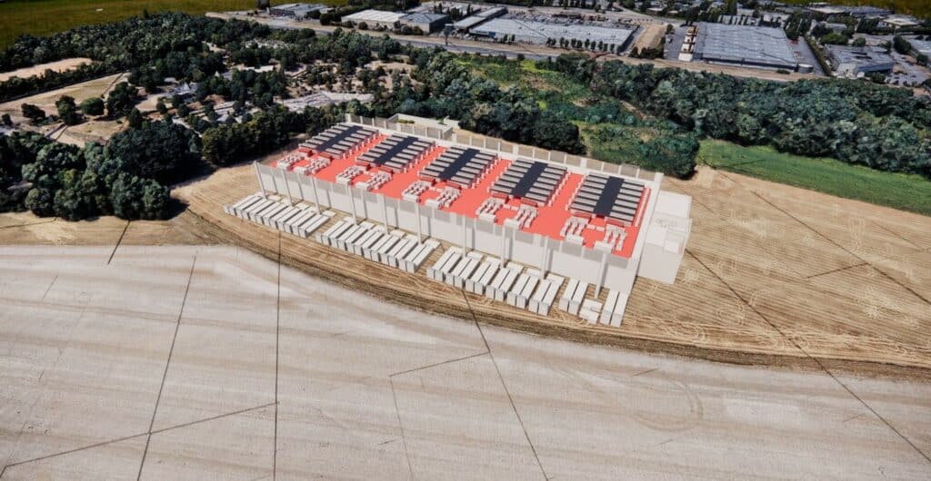 Image d’un centre de données hyperscale, vue de l’extérieur, montrant de grands bâtiments bardés de baies de serveurs. À côté ou superposé, un jumeau numérique est illustré sous forme de modèle en 3D sur un ordinateur ou une tablette. Des lignes ou faisceaux lumineux relient le centre physique à son double virtuel, suggérant la synchronisation des données et la gestion en temps réel des infrastructures à distance.